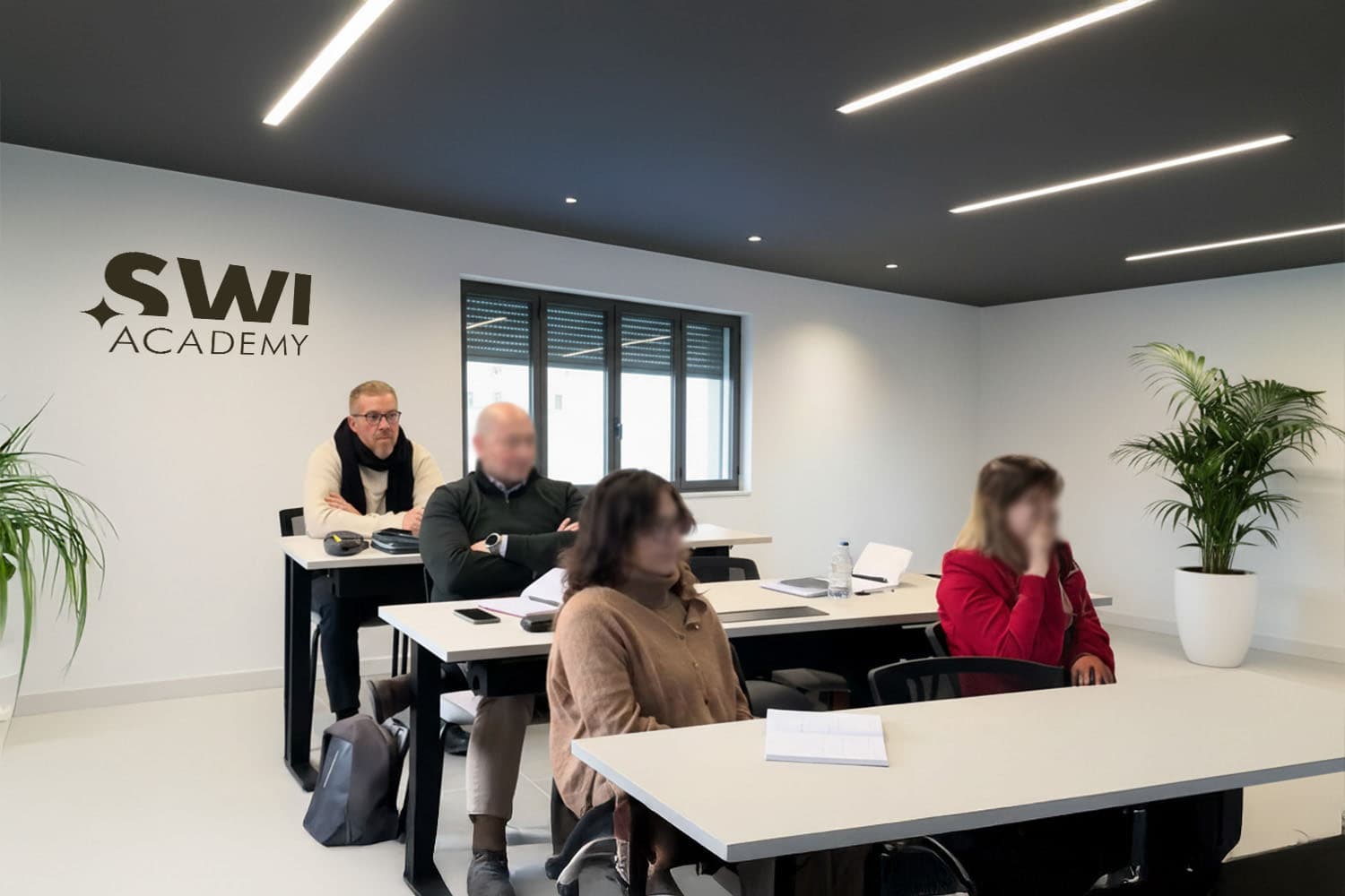 Un gruppo di professionisti, tra cui un collaboratore di Refort Srl, segue con attenzione una lezione nell'aula moderna di SWI Academy durante il corso di Digital Marketing e Intelligenza Artificiale.