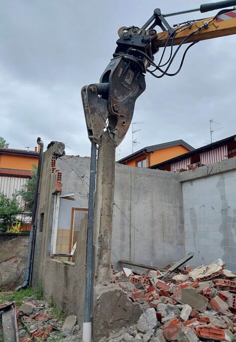 refort-demolizioni-fabbricati-e-ripristino-braccio-demolitore-con-frantumatore-flessibile-addenta-colonna-in-cemento