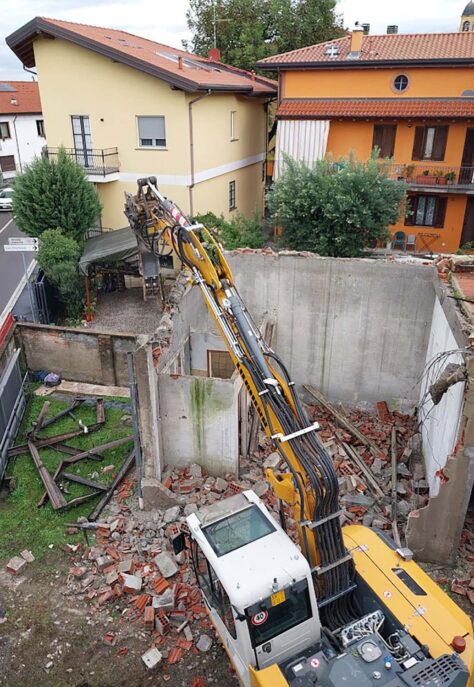 refort-demolizioni-fabbricati-e-ripristino-braccio-demolitore-con-frantumatore-flessibile-demolisce-la-parte-alta-del-fabbricato