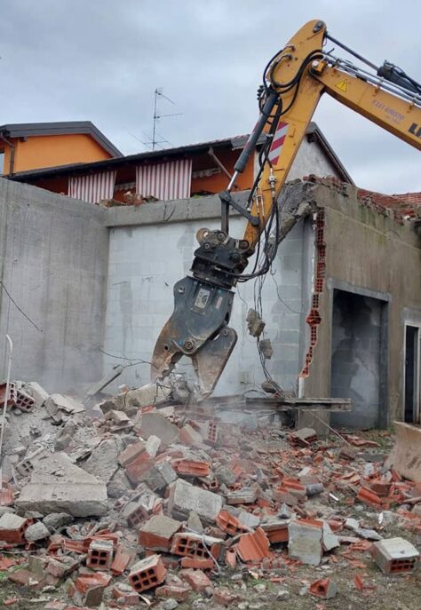 refort-demolizioni-fabbricati-e-ripristino-braccio-demolitore-con-frantumatore-flessibile-sposta-macerie