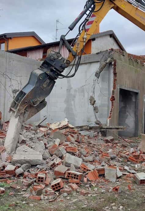 refort-demolizioni-fabbricati-e-ripristino-braccio-demolitore-con-frantumatore-flessibile-sposta-pezzo-cemento-appena-staccato