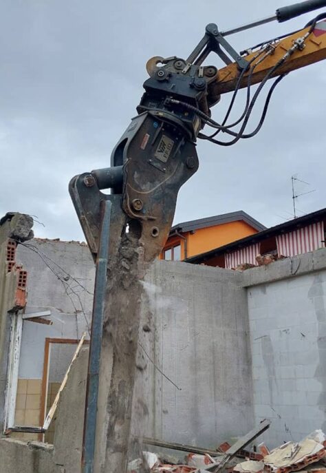 refort-demolizioni-fabbricati-e-ripristino-braccio-demolitore-con-frantumatore-flessibile-stacca-colonna-in-cemento-visto-da-vicino