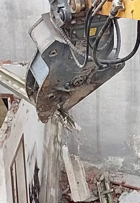 refort-demolizioni-fabbricati-e-ripristino-braccio-demolitore-demolisce-con-un-frantumatore-orientabile-sgretola-pezzi-del-soffitto-in-cemento