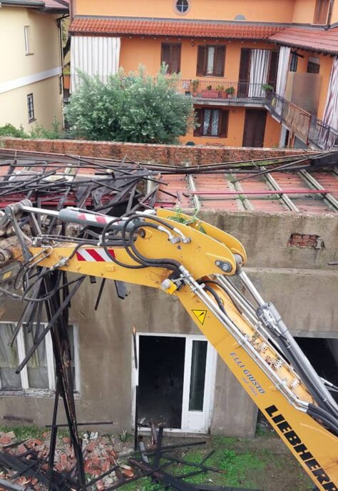 refort-demolizioni-fabbricati-e-ripristino-braccio-demolitore-demolisce-il-tetto-del-fabbricato