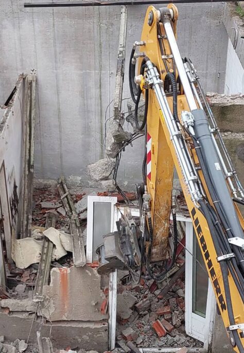 refort-demolizioni-fabbricati-e-ripristino-braccio-demolitore-demolisce-l-interno-dello-stabile